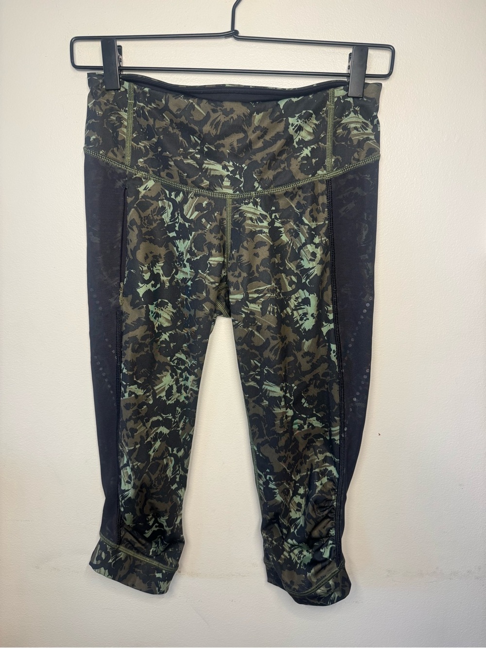Lululemon Stop At Nothing Crop
Fleur Sombre Desert Olive Fatigue Green / Black